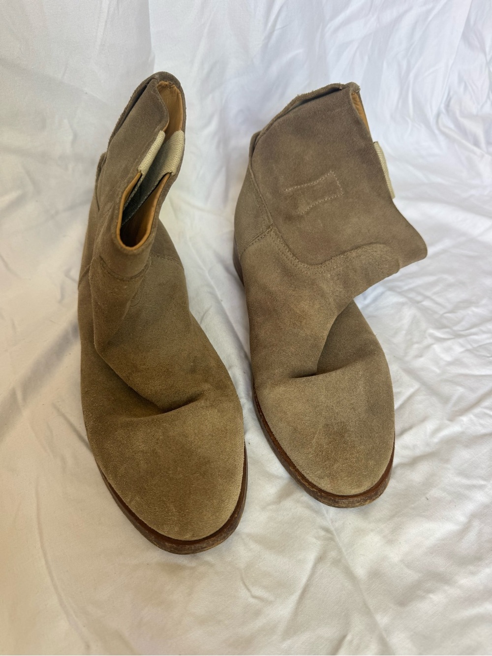 Rag and Bone Womenโs Suede Ankle Boots in Taupe